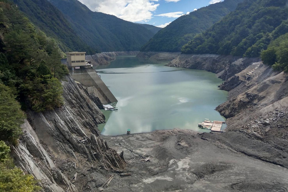 新竹、苗栗、台中等中部地區缺水最為嚴重，中部最大的德基水庫蓄水量僅剩5.9％。圖為德基水庫2020年5月的水位。（取自水利署）