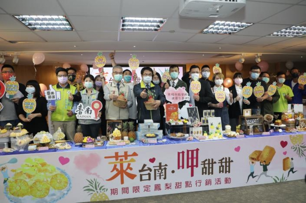 台南創意甜品店家展示推出各式期間限定鳳梨商品，市長黃偉哲邀大家以行動支持鳳梨農。（台南市政府提供）

