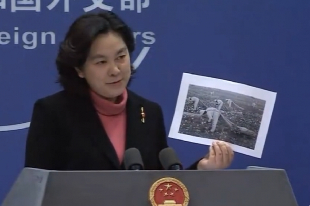 中國外交部發言人華春瑩展示美國黑奴被強迫採摘棉花的照片。（擷取自澎湃新聞直播）