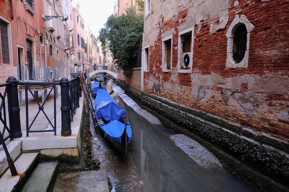 義大利威尼斯著名傳統划船貢多拉。（湯森路透）