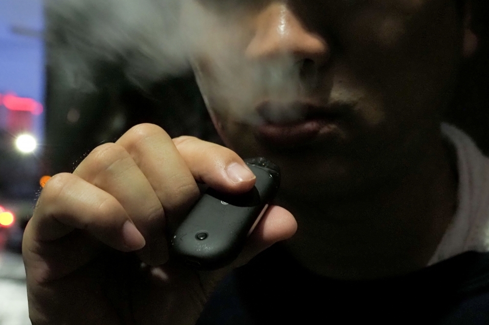 現行的《菸害防制法》中因為沒有電子煙的定義，因此也沒有法條可以去管理電子煙，只能藉由《藥事法》來罰電子煙油裡的液體尼古丁成份。（本報資料照片）
