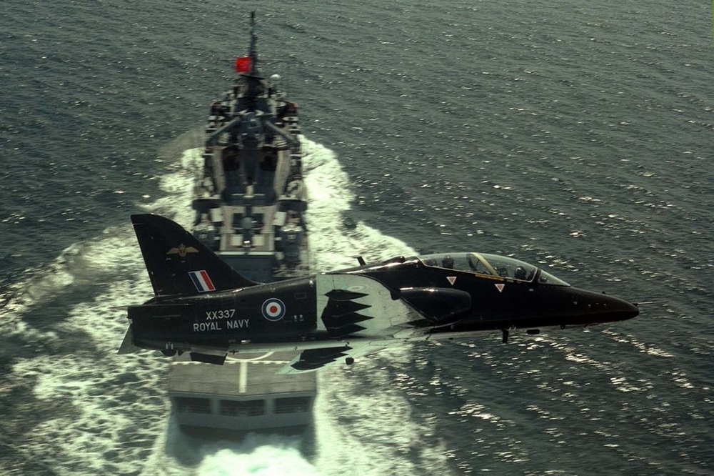 英國海軍現役「鷹式」教練機。（圖片取自英國國防部）