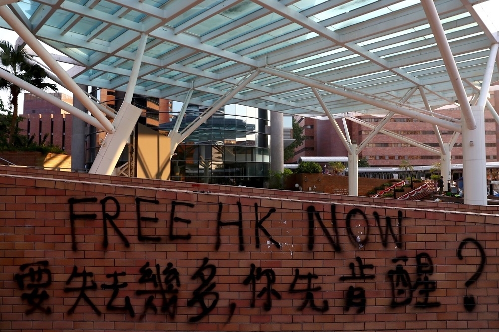 作者說自己常常擋住香港法律從業人員以及政棍的財路，只因為這時候香港沒剩甚麼時間被他們玩了。（湯森路透）