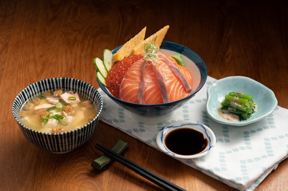『鮭魚親子丼定食』（百八魚場提供）