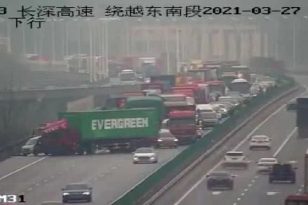 中國網友瘋傳，一輛載著長榮貨櫃的大貨車在長深高速公路發生車禍，造成後方車輛回堵。（取自微博）