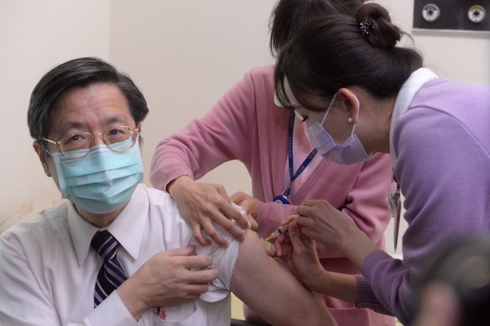 AZ疫苗開打至今，高雄市為接種人次最高的縣市，連江縣至今仍未開打。圖為指揮中心專家小組召集人張上淳接種照片。（資料照片／張哲偉攝）