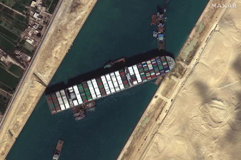 長榮海運濕租的巨型貨櫃船「長賜輪」在蘇伊士運河擱淺數日，至今未脫困，龐大船身更阻礙了運河雙向交通。（取自湯森路透）