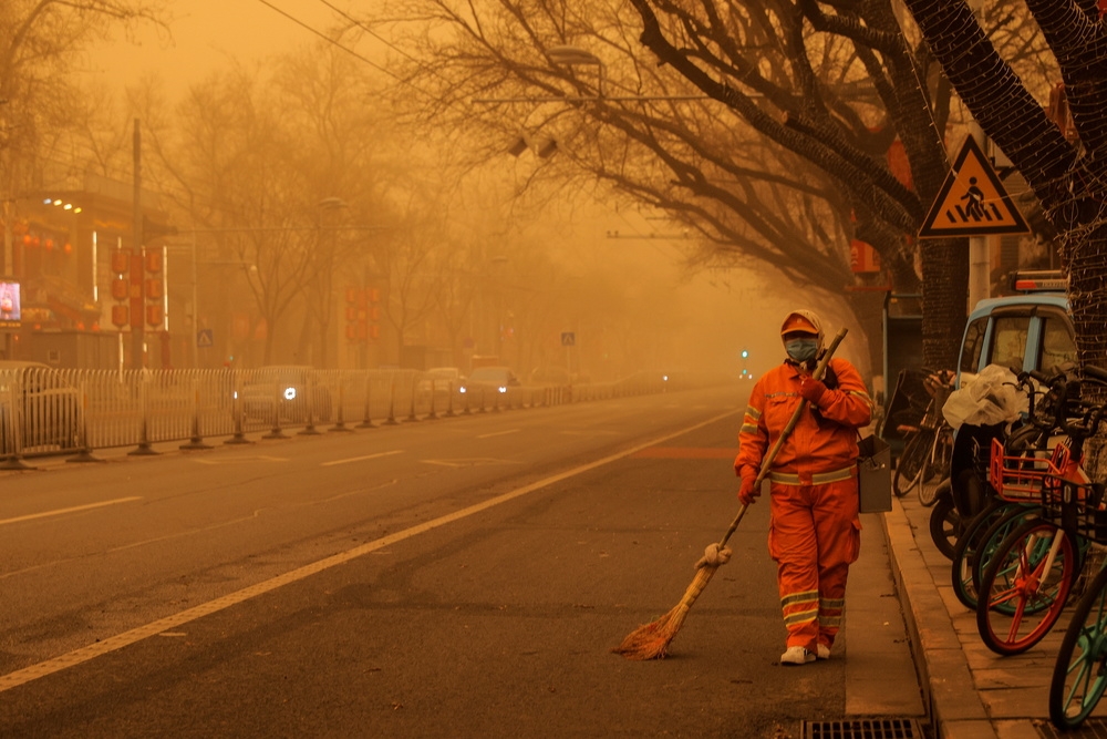 北京市區再次受到沙塵暴衝擊。（湯森路透）