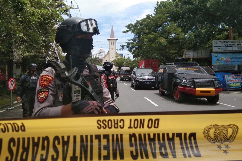 印尼警方在錫江市教堂周圍戒備。（湯森路透）