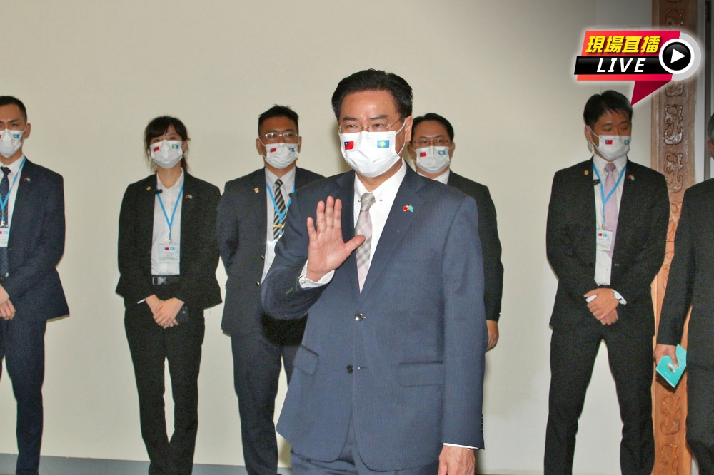 帛琉總統惠恕仁率領訪問團28日下午近4時搭機抵台，外交部長吳釗燮（圖）親自接機。（王侑聖攝）