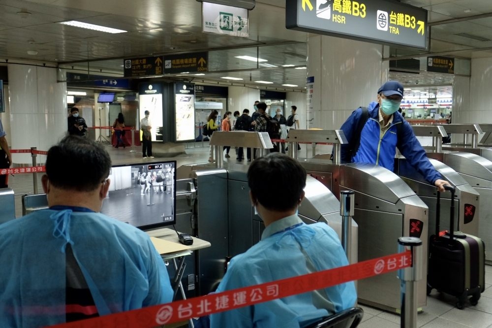 台北市一名女子13日搭乘捷運，尾隨前方乘客出站，有逃票情況，遭開罰1.5萬元；圖為捷運站票口示意圖。（資料照片／蔣銀珊攝）