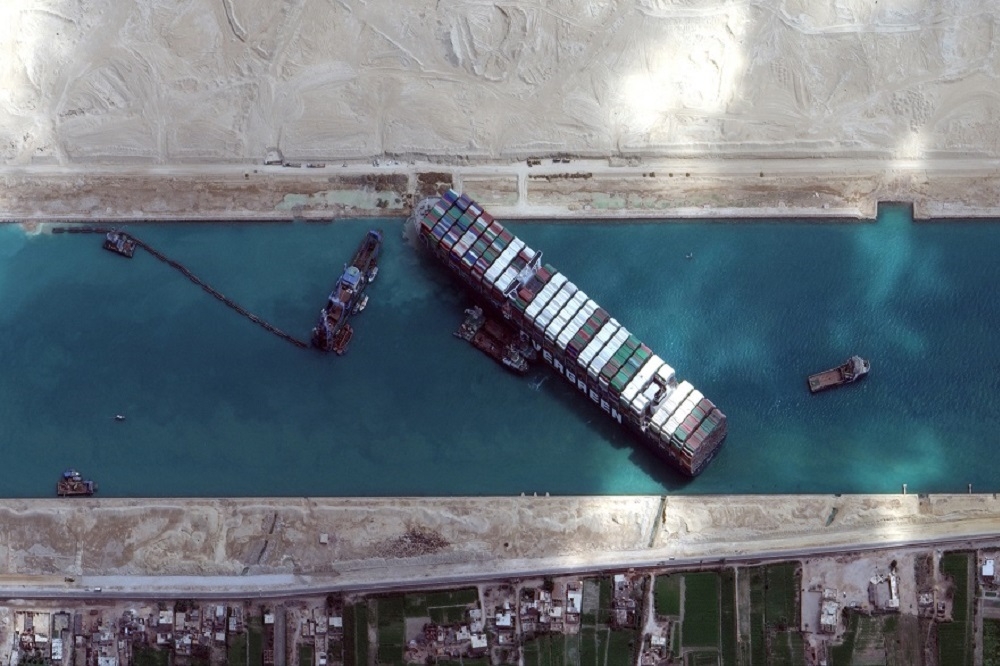 埃及政府考慮卸除長賜輪的貨櫃。（湯森路透）