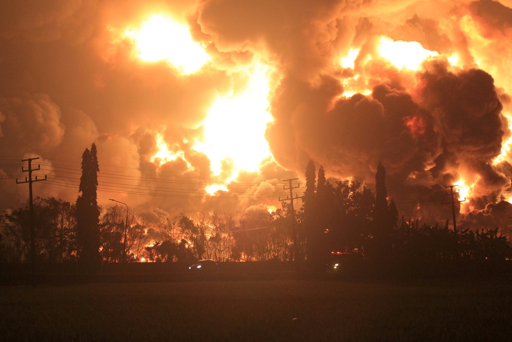 位於西爪哇省的巴隆甘煉油廠29日凌晨發生引發嚴重火災。（湯森路透）