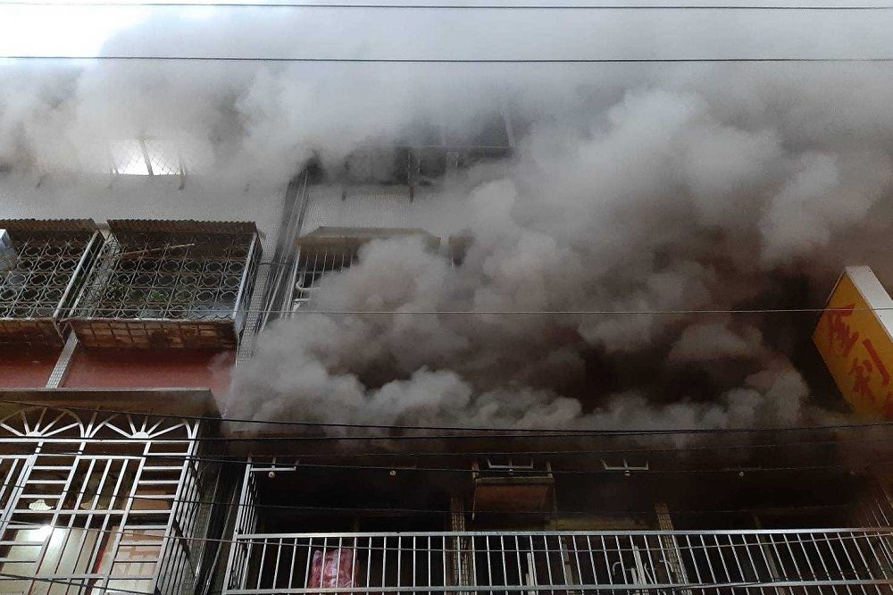 台北市士林區社中街426巷一處民宅2樓29日傍晚6點發生火警，消防局獲報後，隨即出動22車55人前往救援。（消防署提供）