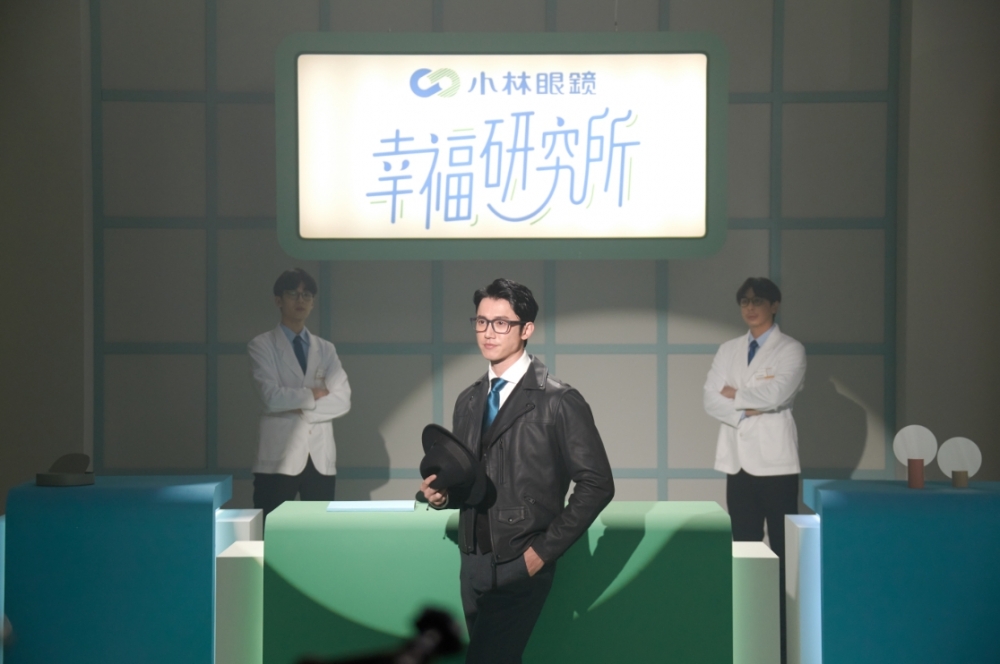 Kobayashi小林眼鏡品牌代言人吳慷仁帥氣拍攝全新廣告，擔綱幸福特務帶消費者一同看見幸福。（小林眼鏡提供）