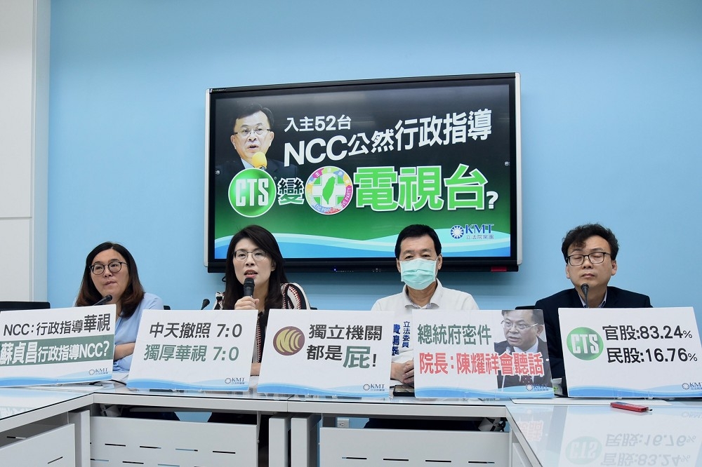 針對NCC正式通過華視新聞資訊台上架52頻道，國民黨團總召費鴻泰記者會時痛斥NCC根本是個屁、厚顏無恥。（張哲偉攝）