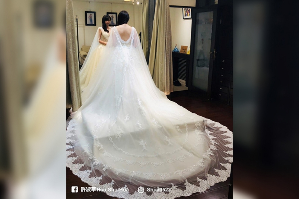 民進黨台北市議員許淑華1日在臉書PO出「婚紗照」，騙到不少網友。（取自許淑華臉書）