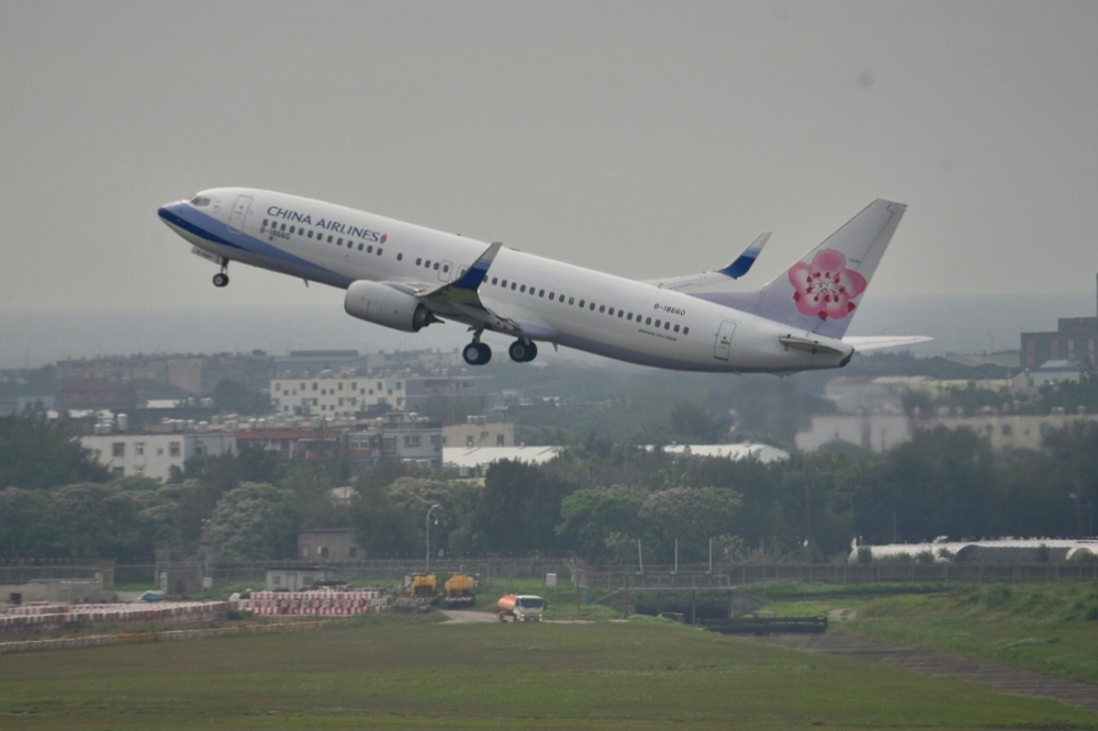 台帛旅遊泡泡傳次發團報名人數過少，華航1日表示，與旅行業者研商票價後，10日起的班次票價將降低5000元。（蔣銀珊攝）