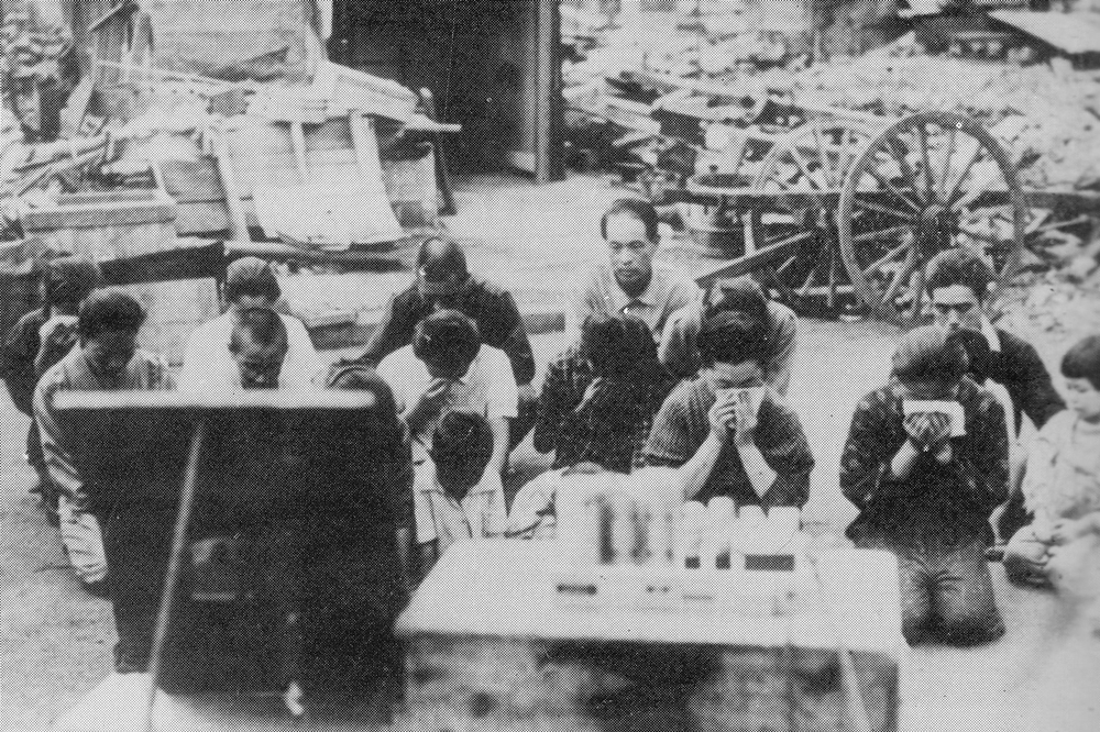 1945年8月15日中午12點，聆聽昭和天皇「玉音放送」的日本民眾（圖片取自維基百科）