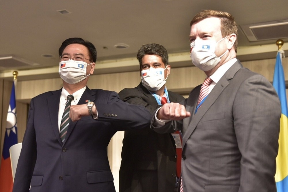 倪約翰（右）是首位以現任美國駐帛琉特命全權大使身分來台訪問者，他的訪台行動必須由國務院同意，所以是代表美國外交意志。（攝影：蔣銀珊）