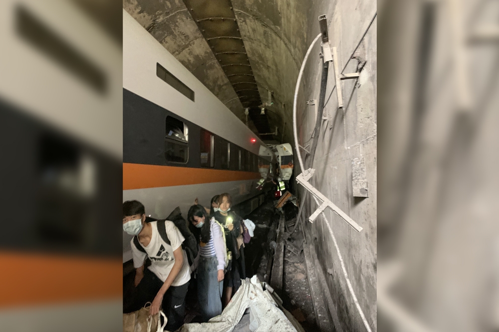 台鐵太魯閣號408車次出軌意外，1到4車列車乘客自行脫困。（取自花蓮同鄉會臉書）