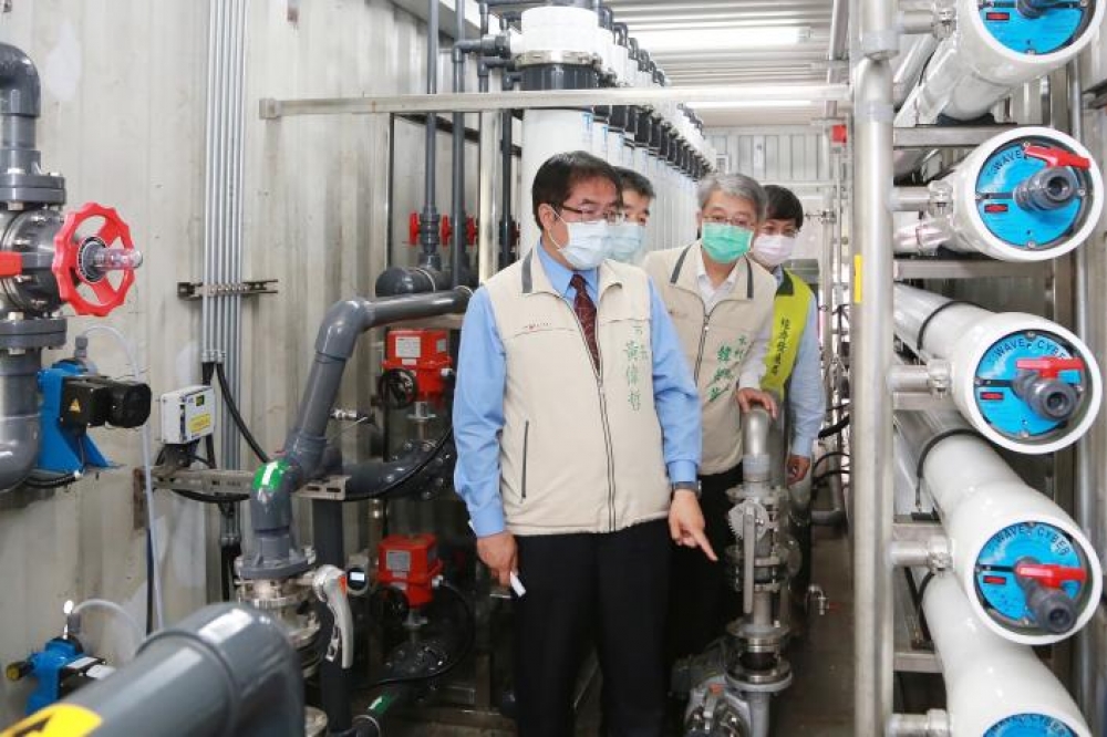 台南首座大型移動式RO淨水設備啟用，市長黃偉哲前往視察了解運作情形。（台南市政府提供）