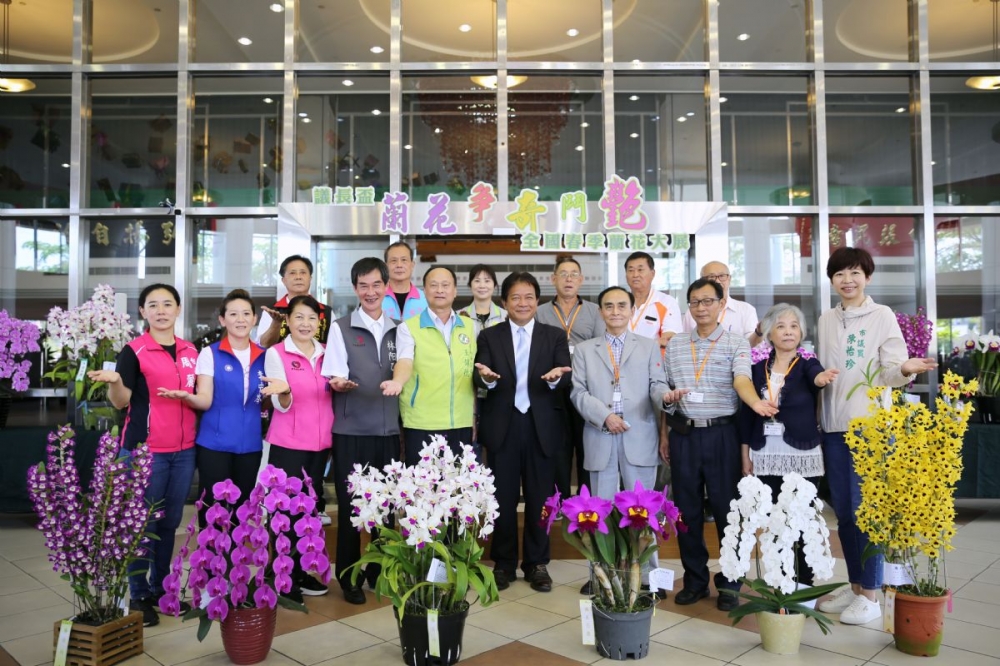 500盆精品蘭花在台南市議會展出，議長郭信良及議員們邀市民把握機會前往觀賞。（台南市議會提供）