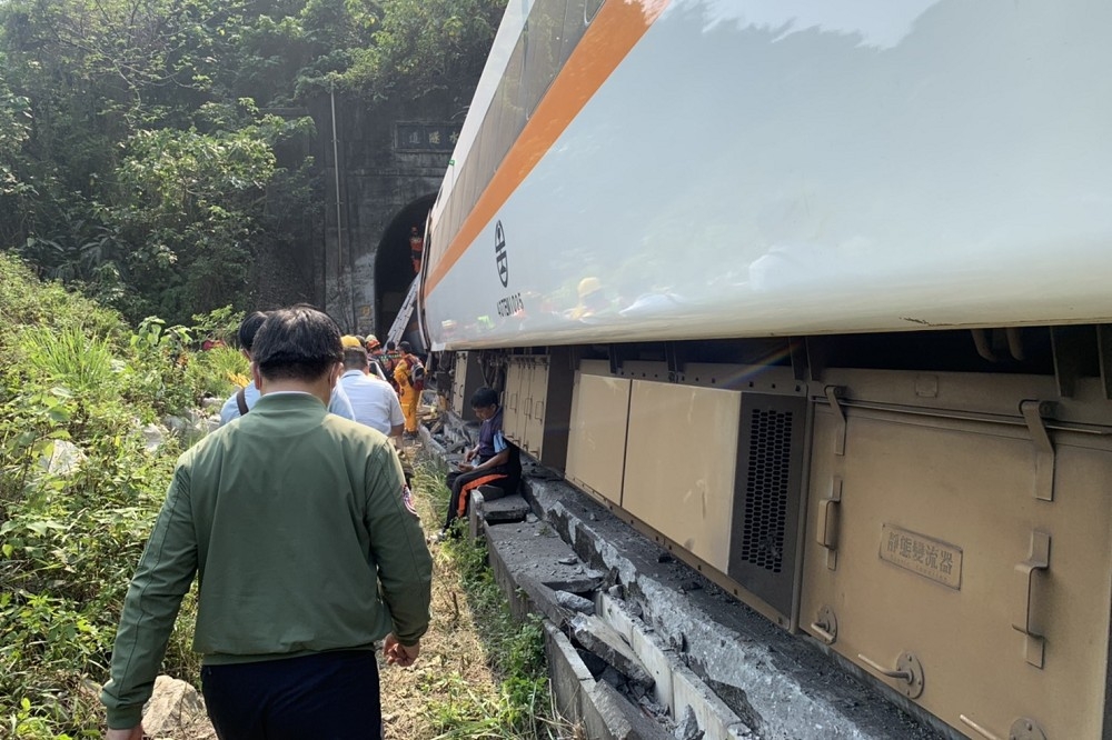 交通部長林佳龍針對台鐵出軌意外發聲明致歉。（台鐵局提供）