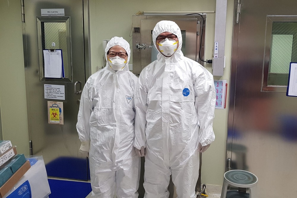 P3 實驗室的工作人員必須穿著實驗衣，而且穿、脫順序都有嚴格的 SOP，並配合定期訓練。（圖／研之有物／林宜玲）