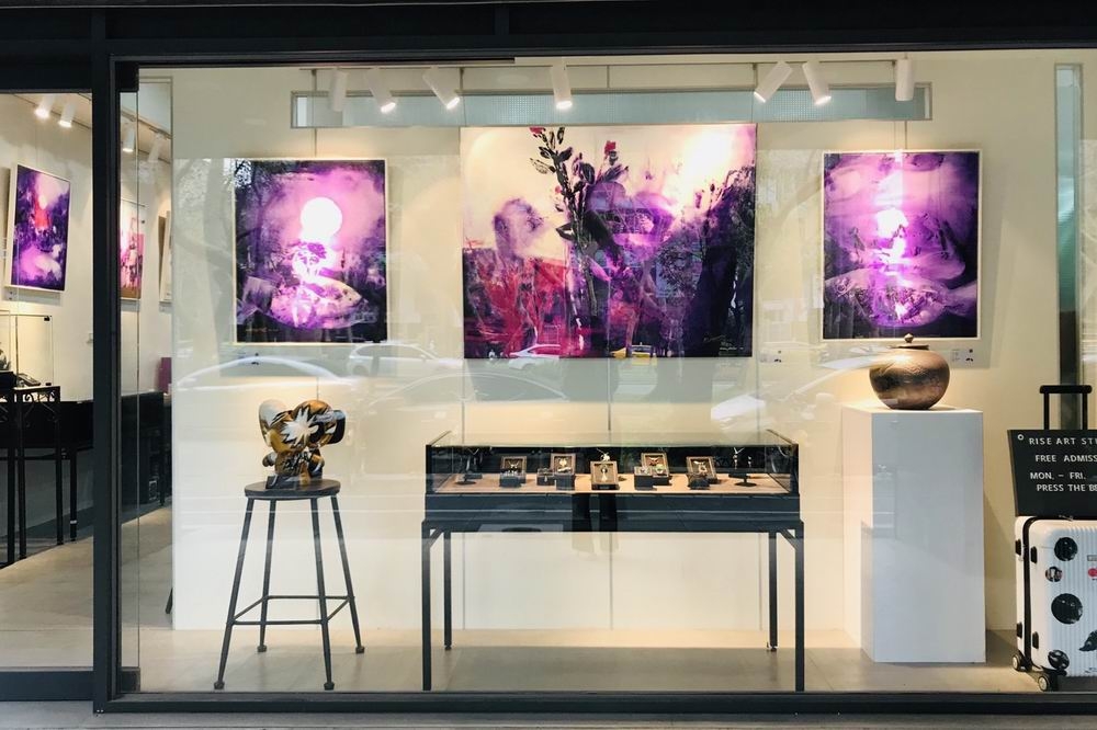 王迎春於RISE Art Studio藝術空間展出紫色療癒系列畫作。（王迎春提供）