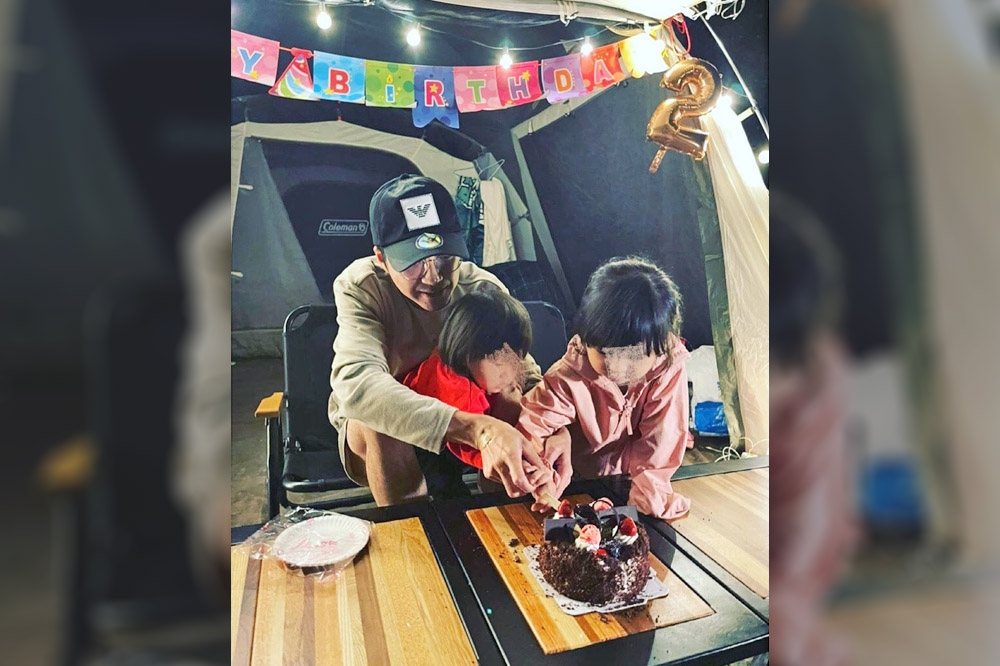 江宏傑和兩個孩子在露營帳篷裡，一起幫兒子切蛋糕慶生。（取自江宏傑IG)
