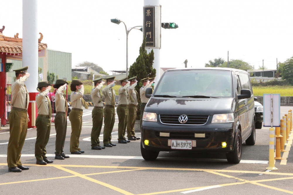 太魯閣號事故罹難者蔡慧鵑，5日上午遺體在台南警方前導下，自花蓮回到老家台南。（取自黃偉哲臉書）