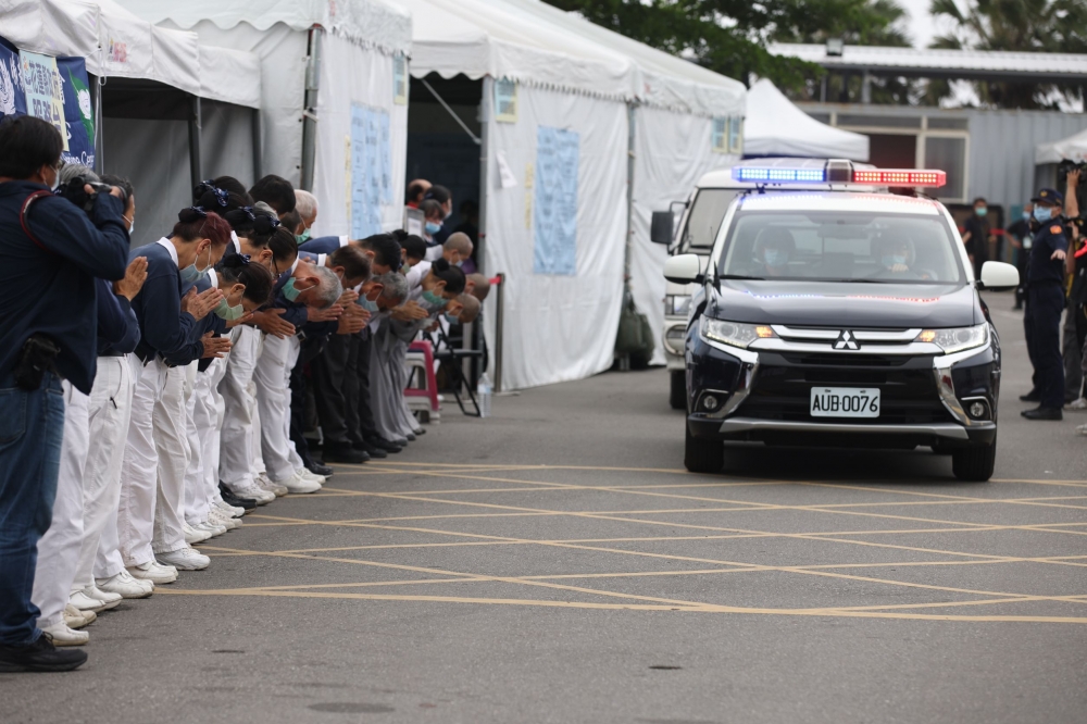 交通部長林佳龍6日親赴花蓮殯儀館上香。圖為示意。（資料照片／陳愷巨攝）