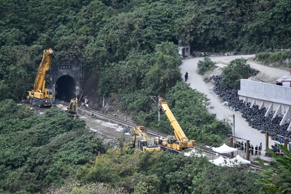 台鐵太魯閣號2日因撞上從邊坡滑落的工程車釀50死，意外現場可看出承包商未設防護措施。（資料照片／張哲偉攝）