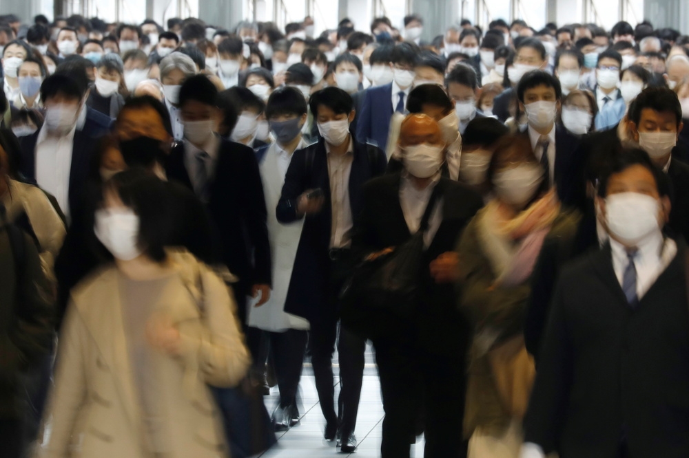 忙碌的車站人潮，日本國內疫情依舊無法小覷。（湯森路透）
