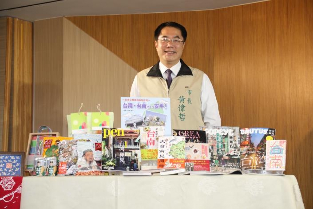 台南市長黃偉哲首創與日本城市進行城市合作、交流城市文宣。（台南市政府提供）