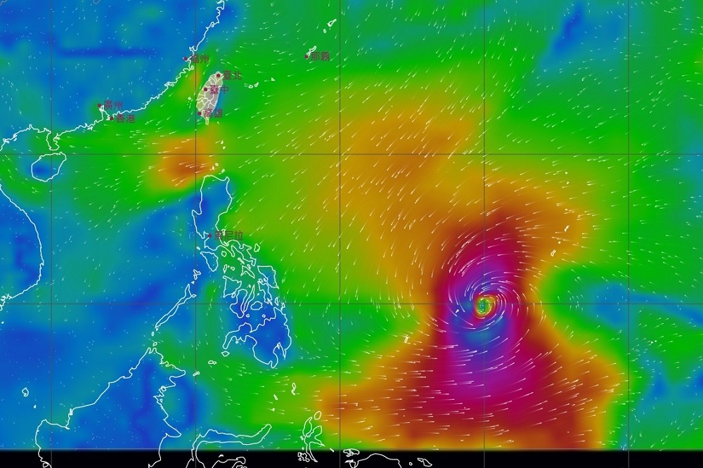 據中央氣象局風場預報顯示圖顯示，有個熱帶性低氣壓正在菲律賓外海醞釀，一路變大並向偏西北方移動，18日已來到菲律賓東部外海，有望成為今年第2號颱風「舒力基」。（擷自中央氣象局）