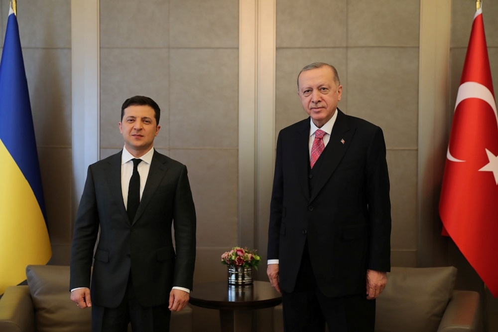 土耳其總統埃爾多安（左）和烏克蘭總統澤蘭斯基（右）。（湯森路透）
