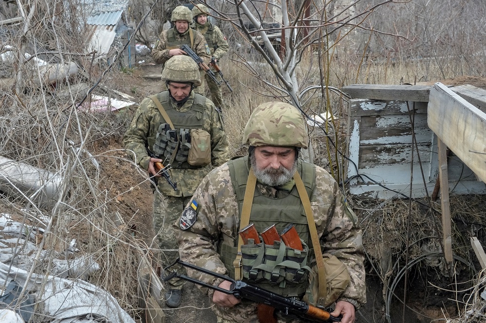 烏克蘭政府軍在頓內次克地區行走。（湯森路透）