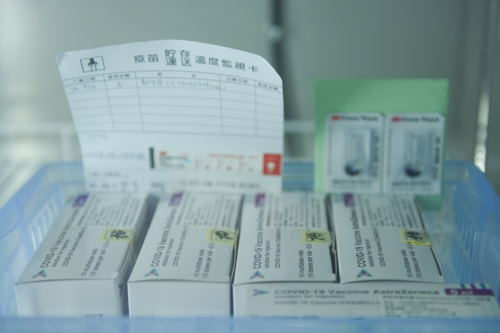 食藥署在12日宣布首批COVAX配送的疫苗全數通過檢驗；至於配送時間，莊人祥表示，疫苗順利放行後還須貼標，預計14日送至各醫院。（資料照片／蔣銀珊攝）