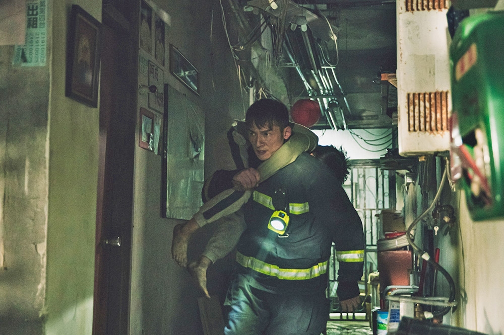溫昇豪在《火神的眼淚》扮演穿梭火場出生入死救人的消防員，場面驚險萬分。（公視提供）