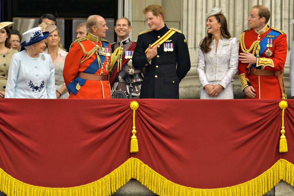 菲利普親王與威廉和哈利於2014年為女王慶生。（湯森路透）