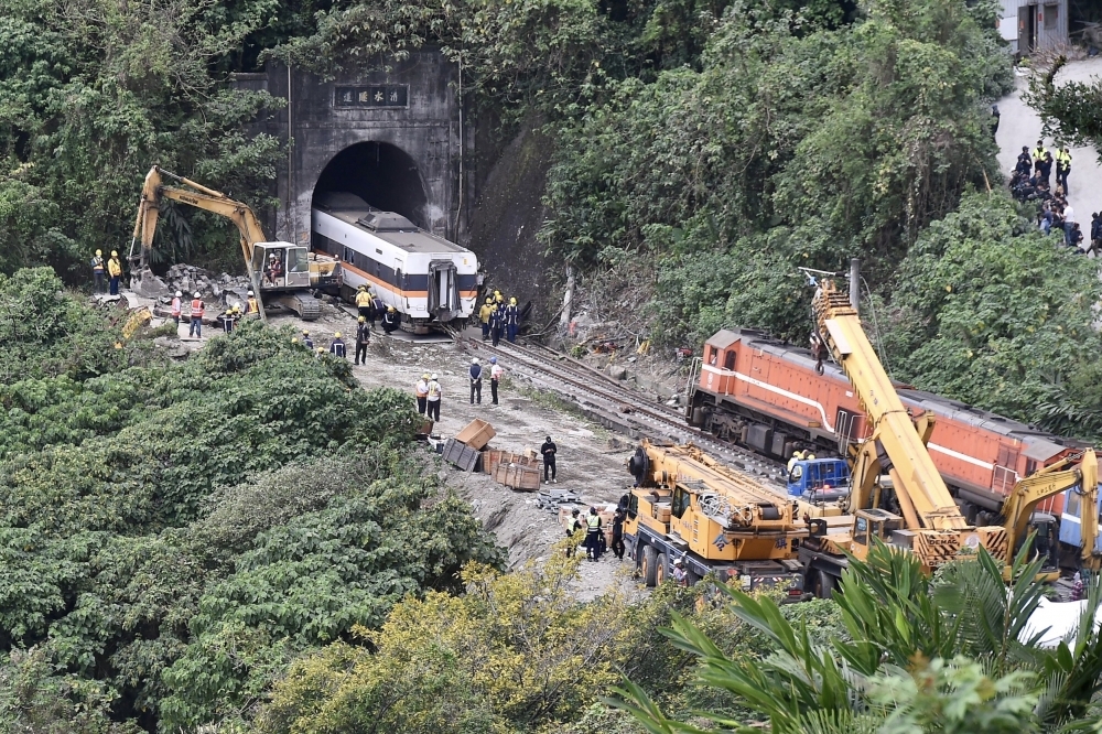 台鐵太魯閣號2日出軌事故造成嚴重傷亡，交通部長林佳龍的去留成為焦點。（資料照片／王侑聖攝）