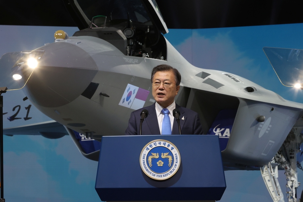 南韓總統文在寅出席KF-21「獵鷹」戰機展示儀式。（湯森路透）