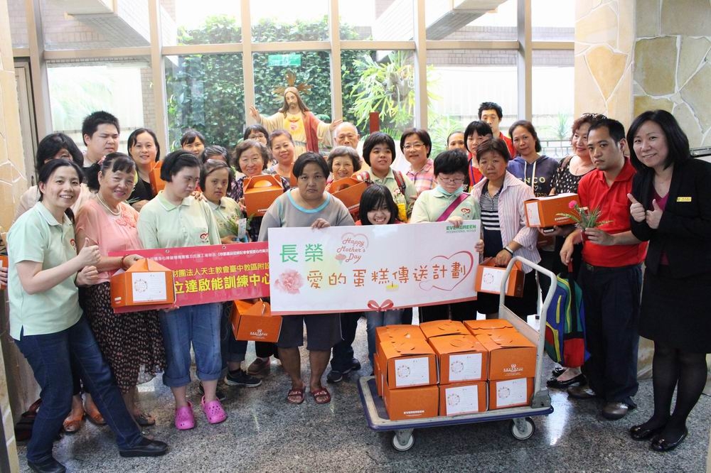 台中長榮桂冠酒店母親節蛋糕買一捐一送給弱勢媽媽進入第8年。（業者提供）