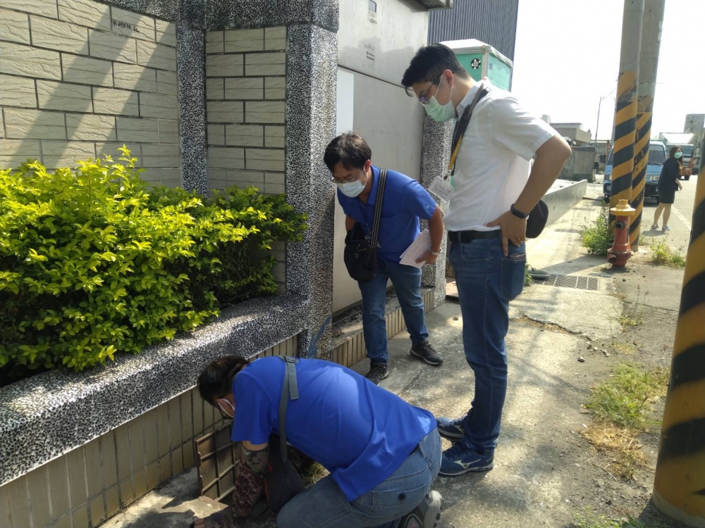臺南市政府經發局會同自來水公司，13日派員前往佳里地區，對未達節水率標準的用水大戶執行鉛封水表。（經發局提供）