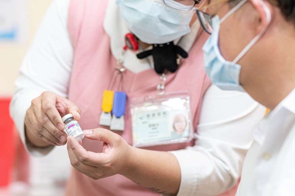 4月21日起，初步開放1萬劑新冠疫苗供民眾自費接種，接種方式採預約制。（桃園市政府提供）