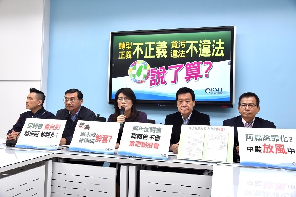 國民黨團14日召開記者會砲轟民進黨，竟想修法「回溯」，替台灣民主史上最大污點解套。（張哲偉攝）