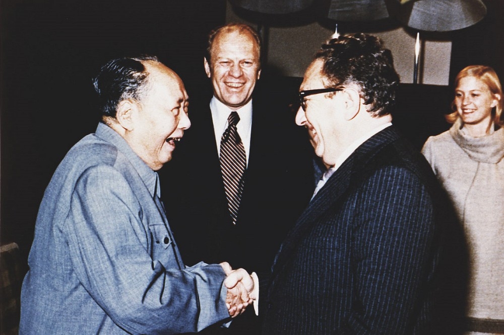 造訪中國上百次的美國政壇大老季辛吉（右），一生貢獻恐怕已確定屬於中國，而非美國。（維基百科）
