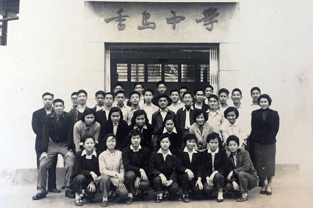  就讀香港香島中學時，梁慕嫻（前排左二）為學校「重點栽培」的學生，並由此接觸了中共地下黨「學友社」。（梁慕嫻提供）